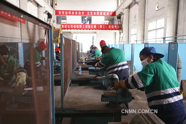 9月2日~3日，由金川集團公司主辦、金川集團檢修分公司承辦的職工技能大賽焊工、管工實際操作比賽在檢修分公司培訓基地開賽，來自檢修分公司、熱電公司、機械制造公司、動力廠、二礦區等單位的60余名焊工、管工參加了比賽。此次焊工比賽，內容主要涉及電焊、二氧化碳氣體保護焊、氣焊等焊接方法，考驗了選手多種焊接工藝的基本功和熟練情況；管工比賽內容主要涉及彎管扭向三通的展開下料和制作，考驗了選手識圖下料的能力。比賽的前三名將獲得職業技能等級晉升的機會。