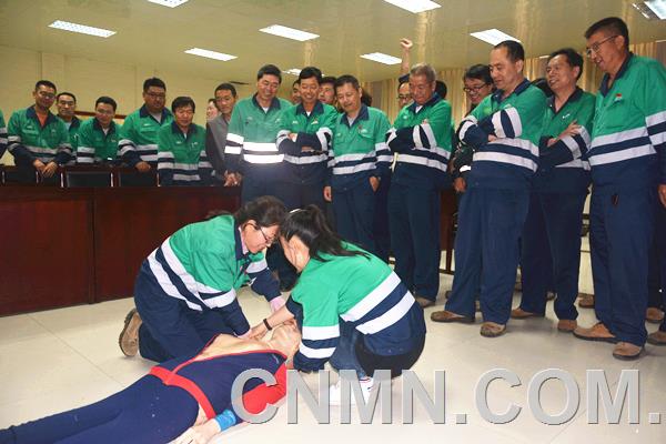 日前，金川集團(tuán)股份有限公司銅冶煉廠開展應(yīng)急器材及事故急救方法培訓(xùn)，分批次對(duì)管理、調(diào)度、維修和工程技術(shù)人員以及涉有毒有害氣體崗位操作、關(guān)鍵要害崗位控制室人員等280余人進(jìn)行了培訓(xùn)。