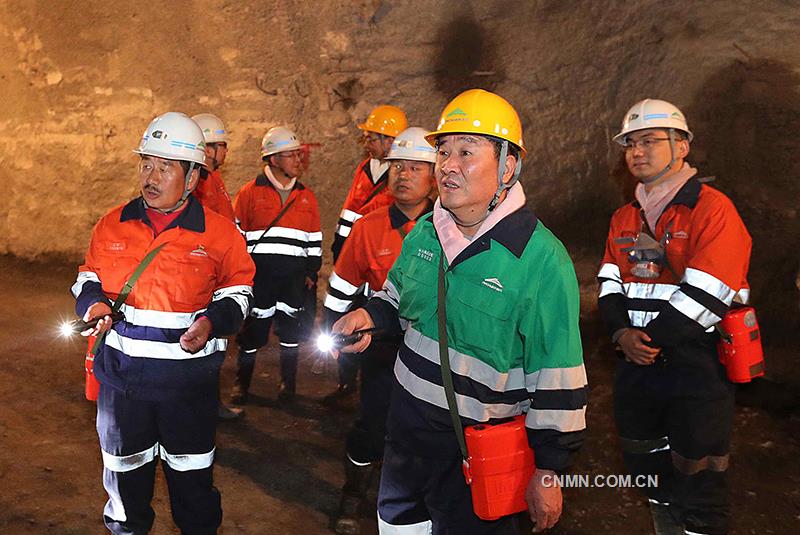 當(dāng)鎳礦在甘肅的戈壁灘上被發(fā)現(xiàn)之后,來(lái)自全國(guó)各地的數(shù)千名工程技術(shù)專家、工人、民兵、解放軍匯聚于此,采礦煉鎳。與此同時(shí),他們也在這茫茫戈壁灘上建起了一座工礦城市。那是一代人激情燃燒的歲月,凝聚成了創(chuàng)業(yè)者、奮斗者、開拓者的奮進(jìn)精神。